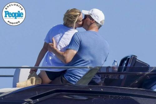 Риз уизерспун - не только самая богатая актриса голливуда, но и, похоже, снова счастлива. 06