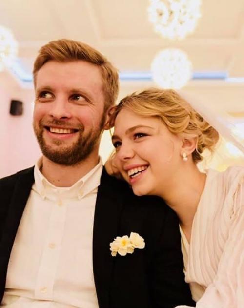 27 марта звезда стало известно о свадьбе звезды сериала Деффчонки Таисии вилковой и ее возлюбленного семена серзина. 01