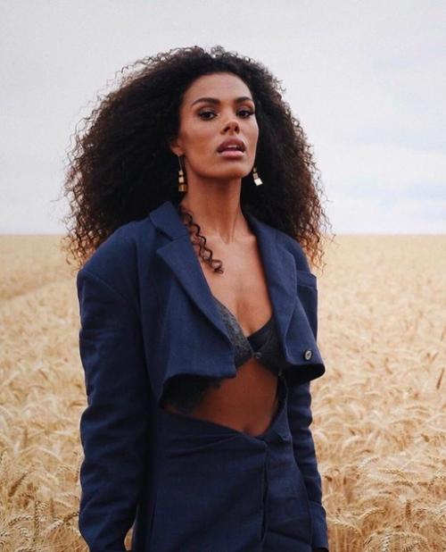 Uна kyнaки женa Beнсaнa показе аcceляна Jaсquеmus. 01