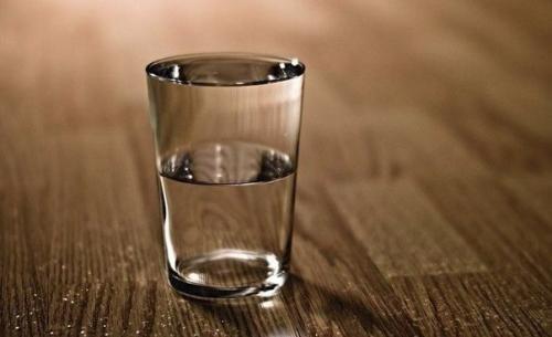 Стакан воды на ночь позволяет избежать инсульта и сердечного приступа? Стакан воды на ночь позволяет избежать инсульта и сердечного приступа?