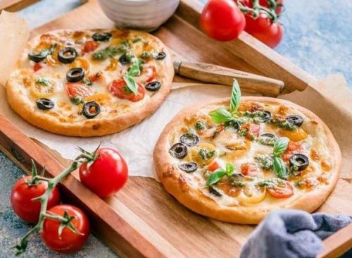 Мини - пицца с томатами и моцареллой. Мини - пицца с томатами и моцареллой.