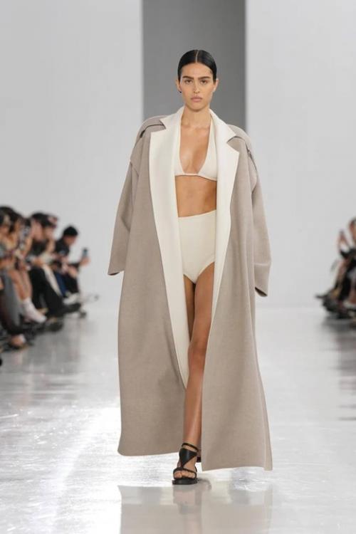 Max Mara в своем стиле: бежевая палитра дополняется привычным коричневым, черным и синим цветами. 03