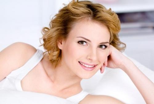 Каждый день, за час до сна, наноси на лицо смесь глицерина и витамина Е. *.

