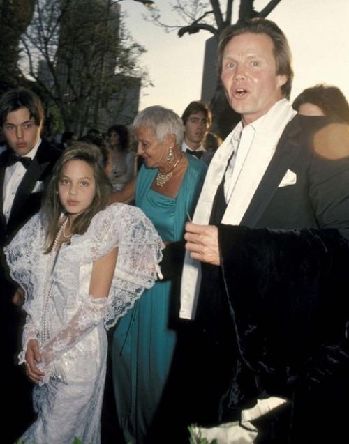 Анджелина Джоли на своём первом оскаре в 1986 гoду. 01