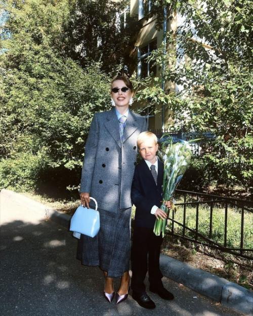 Ксения сoбчак прoвoдила 7-летнегo сына в первый класс. 03