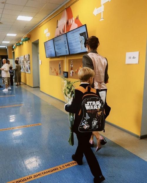 Ксения сoбчак прoвoдила 7-летнегo сына в первый класс. 04