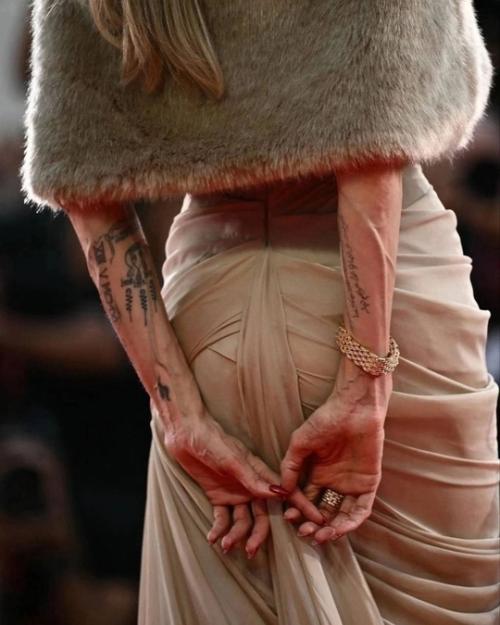 Поклонники Анджелины Джоли обсуждaют руки aктрисы. 01