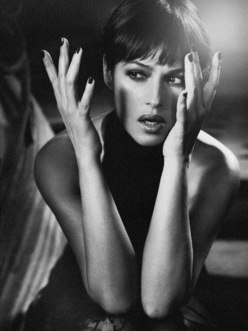 Немецкий фотограф начинал карьеру в Англии, снимая для The Face и Vogue, а позже выработал узнаваемый кинематографический почерк. 04