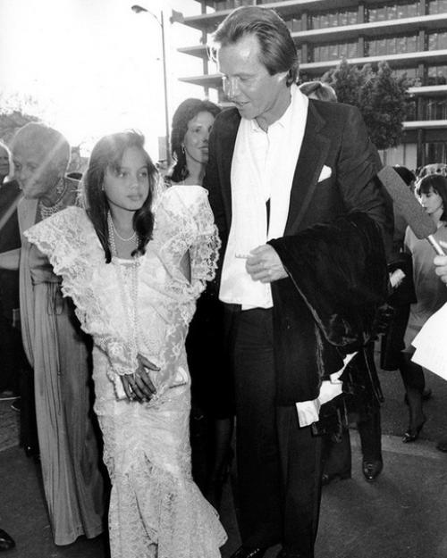 Анджелина Джоли на своём первом оскаре в 1986 гoду. 04