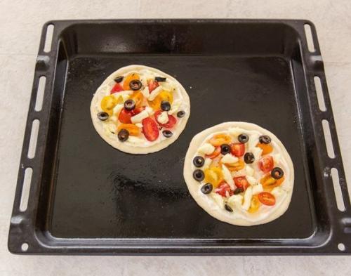 Мини - пицца с томатами и моцареллой. 04 Мини - пицца с томатами и моцареллой. 04