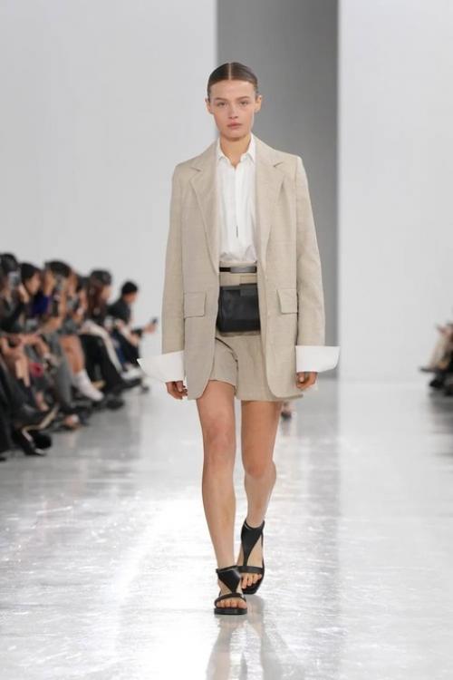 Max Mara в своем стиле: бежевая палитра дополняется привычным коричневым, черным и синим цветами. 05