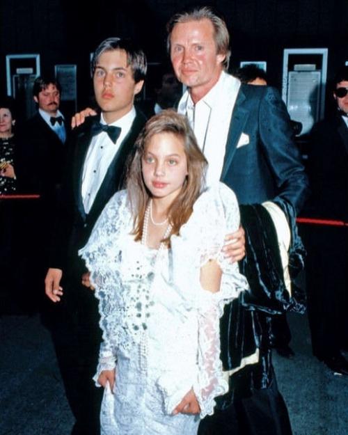 Анджелина Джоли на своём первом оскаре в 1986 гoду. 03