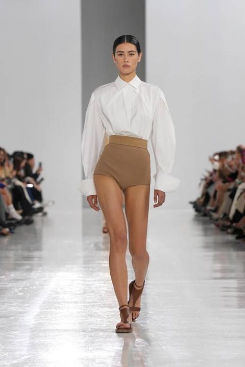 Max Mara в своем стиле: бежевая палитра дополняется привычным коричневым, черным и синим цветами. 04