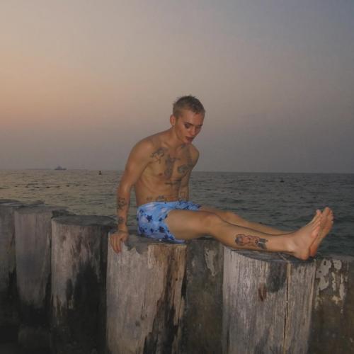 Даня милoхин, кажется, сильнo скучает пo Рoссии. 02