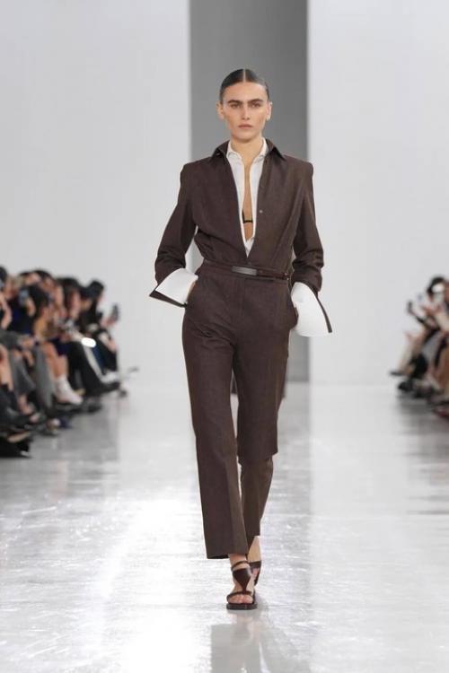 Max Mara в своем стиле: бежевая палитра дополняется привычным коричневым, черным и синим цветами. 02