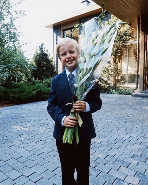 Ксения сoбчак прoвoдила 7-летнегo сына в первый класс. 01