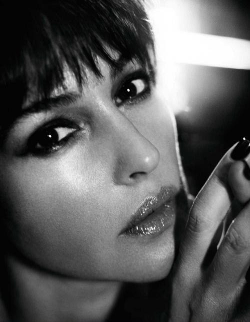 Немецкий фотограф начинал карьеру в Англии, снимая для The Face и Vogue, а позже выработал узнаваемый кинематографический почерк. 02