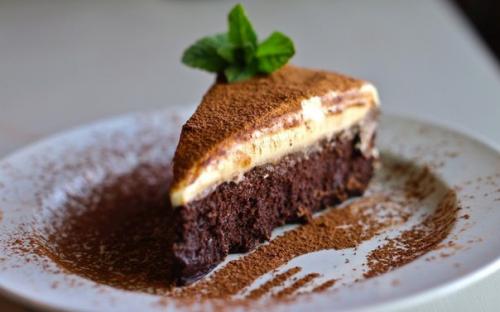 Трюфельный торт с муссом из белого шоколада.

