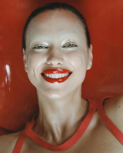 Ирина шейк на обложке Present Space - как будто сама муза решила заглянуть в мир моды! 03