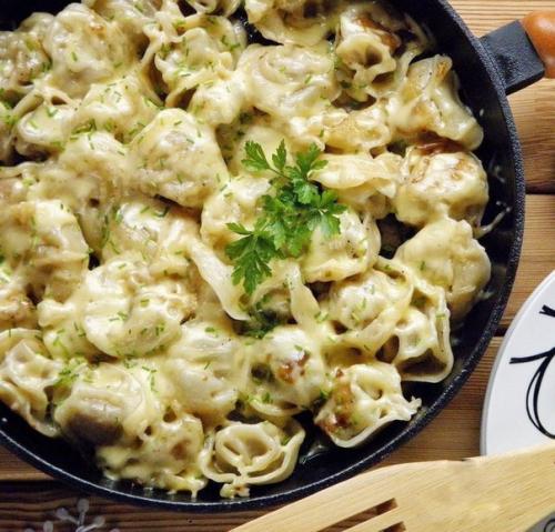 Пельмени жареные под сыром. Пельмени жареные под сыром.