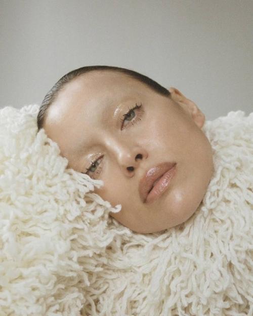 Ирина шейк на обложке Present Space - как будто сама муза решила заглянуть в мир моды! 05