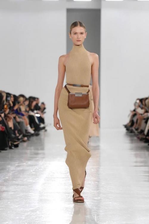 Max Mara в своем стиле: бежевая палитра дополняется привычным коричневым, черным и синим цветами. 06