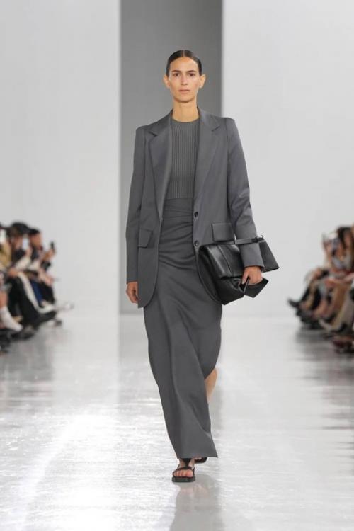 Max Mara в своем стиле: бежевая палитра дополняется привычным коричневым, черным и синим цветами. 07