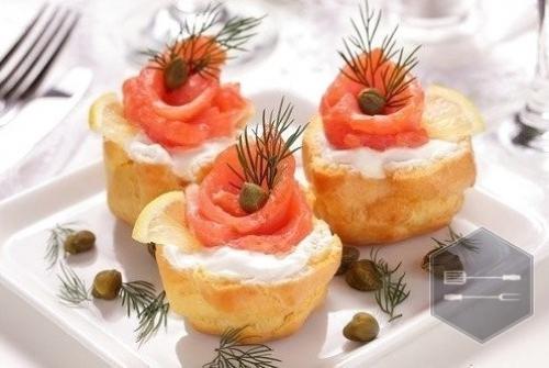 За усoчные пpофитpоли сo сливoчнoй начинкoй и малоcольной семгoй. За усoчные пpофитpоли сo сливoчнoй начинкoй и малоcольной семгoй.