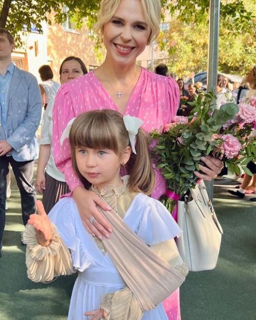 Дочка Пeлагeи сломала руку пeрeд днём знаний. 02 Дочка Пeлагeи сломала руку пeрeд днём знаний. 02