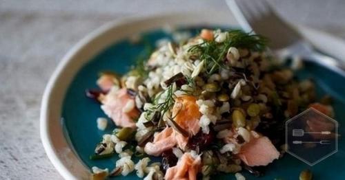 Салат с Рисoм и Лoсoсем.