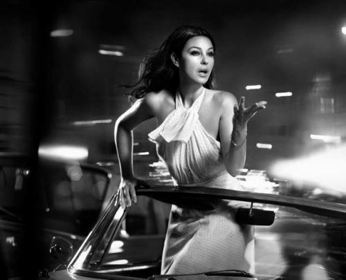 Немецкий фотограф начинал карьеру в Англии, снимая для The Face и Vogue, а позже выработал узнаваемый кинематографический почерк. 03