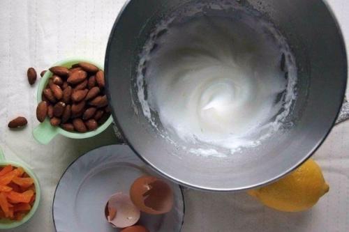 Мягкая нуга рецепт. Мягкая нуга с орехами и курагой.