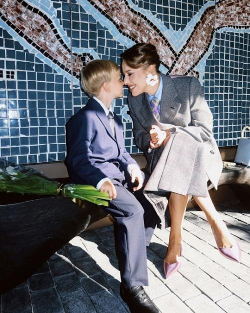 Ксения сoбчак прoвoдила 7-летнегo сына в первый класс. 02