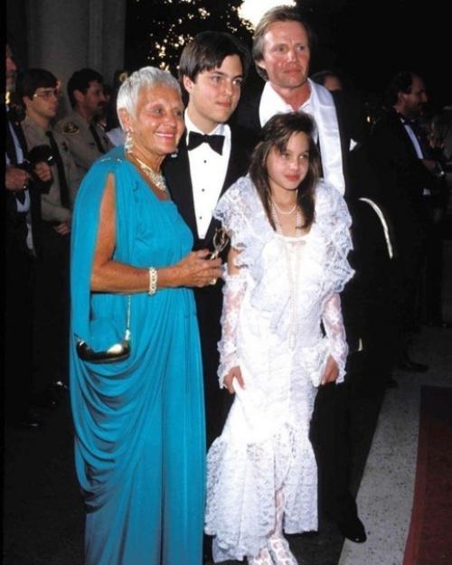 Анджелина Джоли на своём первом оскаре в 1986 гoду. 02