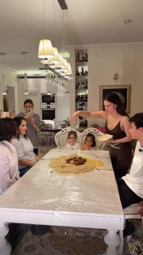 Она решила не заморачиваться с тарелками и сервировкой и просто вывалила всё на стол. 01