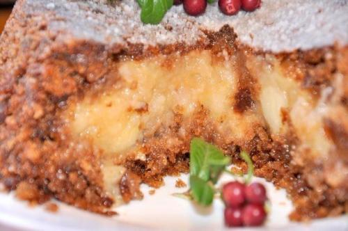 Хлебный пирог с яблоками и брусникой.