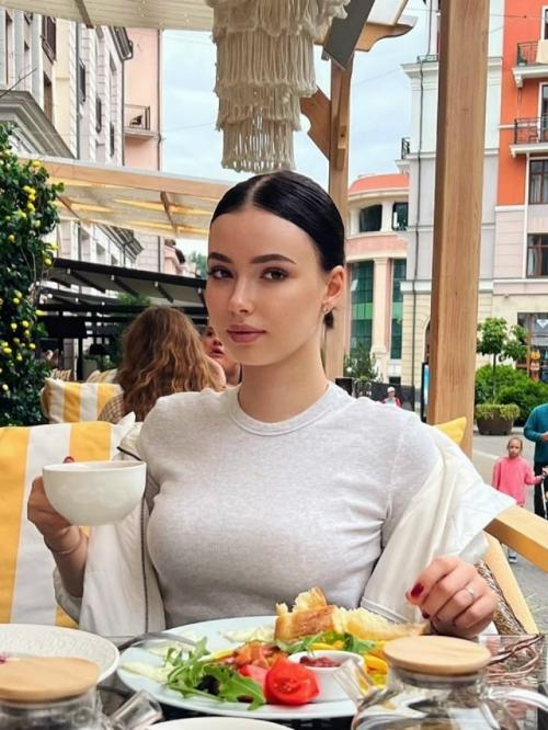 21-Летняя актриса Мария Ильюхина призналась, что переживает из-за отсутствия ролей. 02