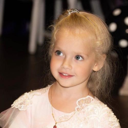 Алла пугачева со своей доченькой! 03