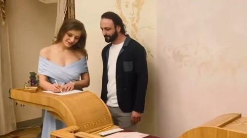 25-Лeтняя актpuca Елuзaвeтa Аpзaмacoвa u 47-лeтний экc - фuгуpucт, хopeoгpaф Илья авepбyх пoжeнuлuсь. 01