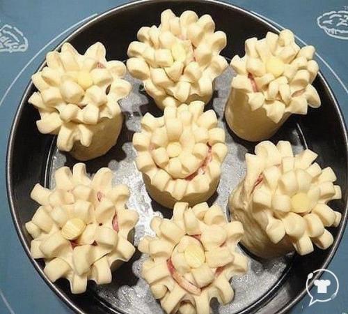 Пирог Цветы с беконом и сыром завораживает своим ароматом домашней выпечки, очень вкусный и сытный. 01 Пирог Цветы с беконом и сыром завораживает своим ароматом домашней выпечки, очень вкусный и сытный. 01