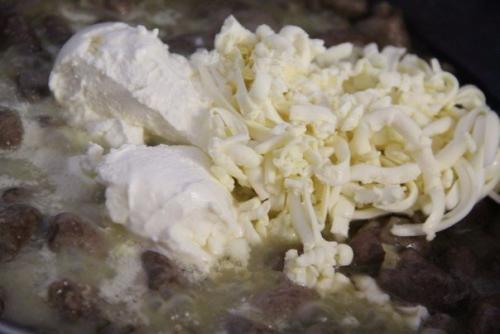 Куриные сердечки в сырном соусе. 05