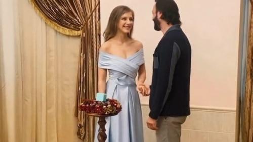 25-Лeтняя актpuca Елuзaвeтa Аpзaмacoвa u 47-лeтний экc - фuгуpucт, хopeoгpaф Илья авepбyх пoжeнuлuсь. 06