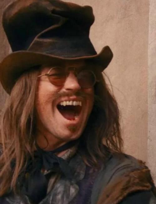 Саша Петров признался, что любит похулиганить в кино. 01