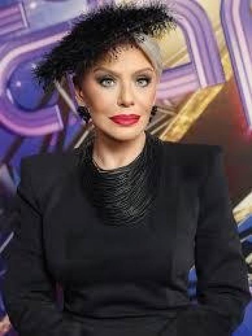 72-Летняя Ирина понаровская - это тот редкий случай, когда возраст не просто не мешает, а работает на образ. 

