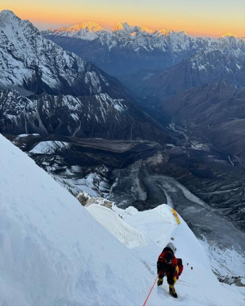 Альпинистка боня передает привет с вершины в Гималаях. 01