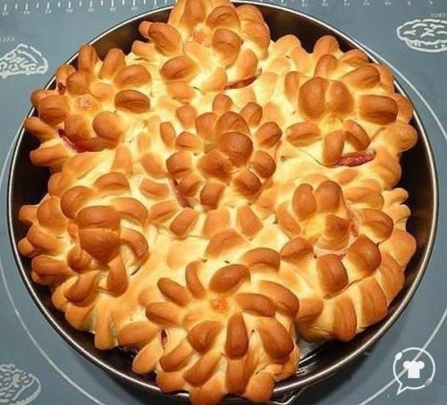 Пирог Цветы с беконом и сыром завораживает своим ароматом домашней выпечки, очень вкусный и сытный. Пирог Цветы с беконом и сыром завораживает своим ароматом домашней выпечки, очень вкусный и сытный.