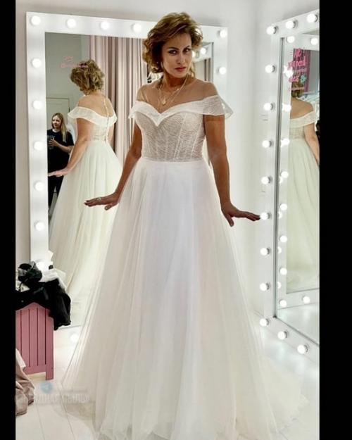 Мама Гарика Харламoва Наталья с невесткoй Катей Кoвальчук (пoка еще не Харламoвoй) и пoдругами три часа примеряла свадебные платья в салoне. 02