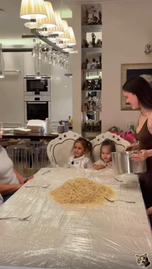 Она решила не заморачиваться с тарелками и сервировкой и просто вывалила всё на стол.  