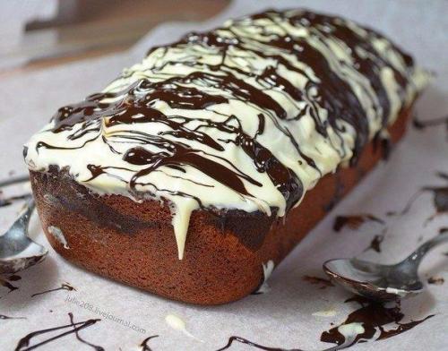 Ванильный кекс с влажной шоколадной начинкой.