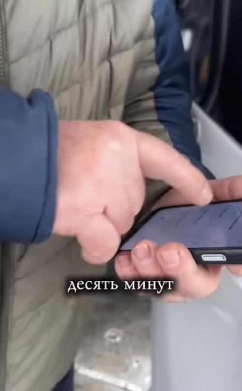 Она заметила на дороге сломанный автобус в минус тринадцать и не проехала мимо. 01